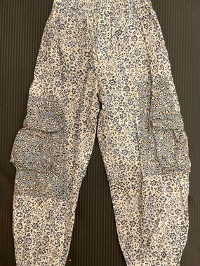 Zara girl’s White and Blue Floral Cargo Pants size 11-12yr